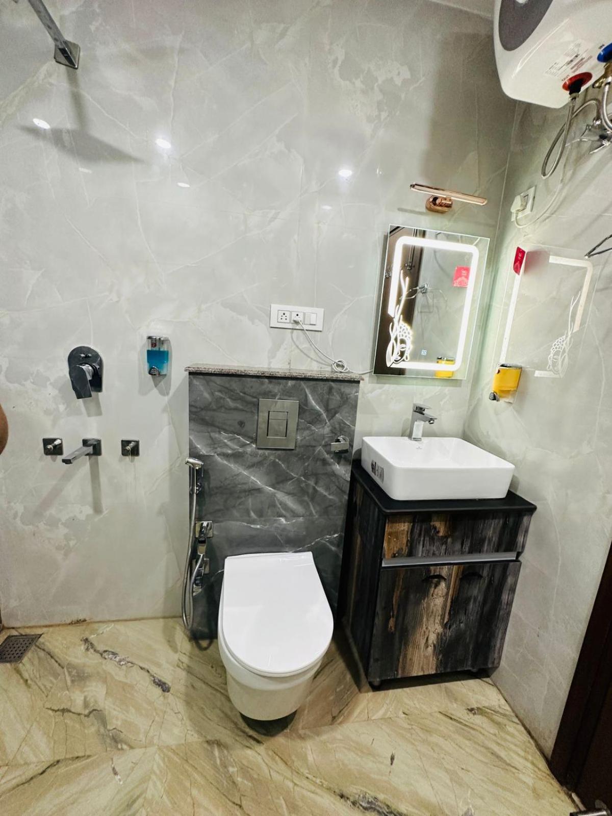 Hotel Samrat Residency 10 Mints Walking Distance Nizamuddin Railway Station Nové Dillí Exteriér fotografie