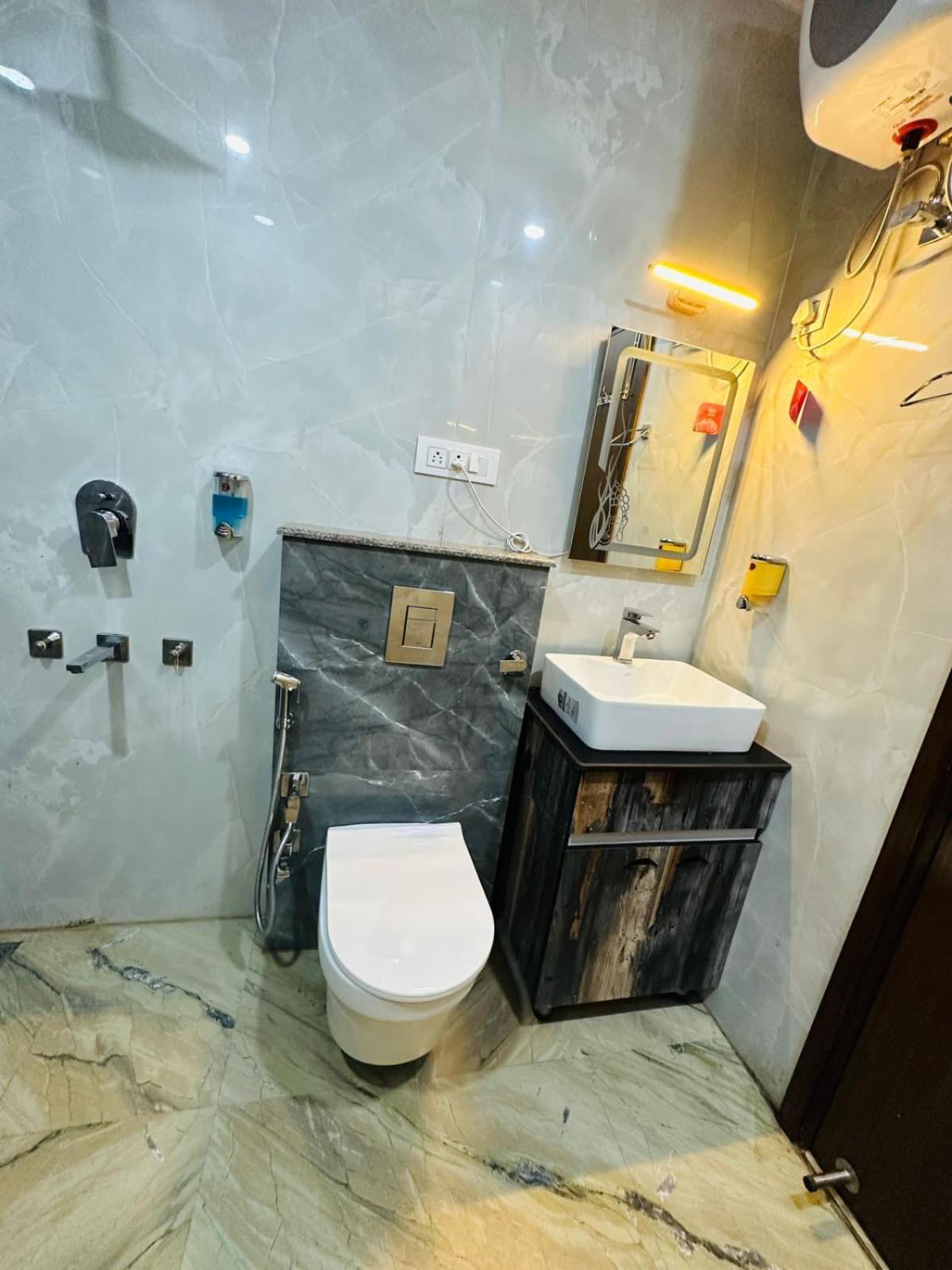 Hotel Samrat Residency 10 Mints Walking Distance Nizamuddin Railway Station Nové Dillí Exteriér fotografie